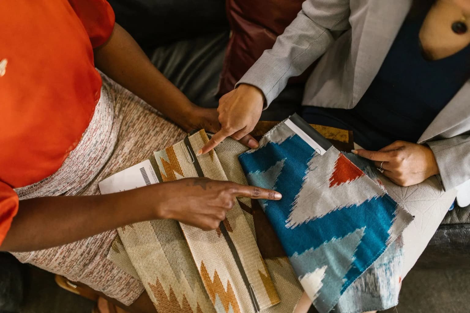 Kadife, Jakar, Deri ve Mikrofiber: Koltuk Kumaşı Karşılaştırması kapak görseli